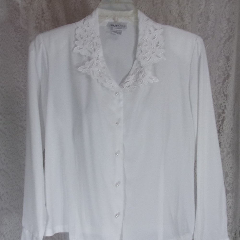 Apparenza Dressy White Blouse Cut out Collar Pearl Accents NWOT Size L